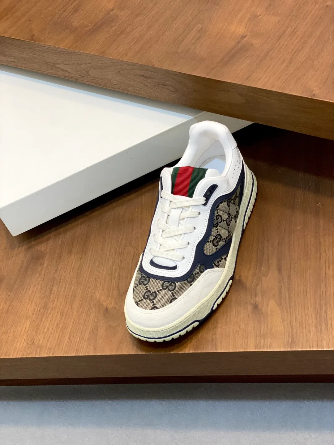 Men's Shoes 💰660 𝐆𝐮𝐜𝐜𝐢 𝐑𝐞-𝐖𝐞𝐛 As the first sneaker created by Sabato De Sarno for Gucci, the Re-Web series reinterprets the brand's classic stripes and sets off the modern silhouette design with bold and unique details. These shoes are crafted from white leather. This new sneaker is ingeniously decorated with many of the brand's classic details, and is equipped with a bright red and green webbing tongue, which will make people fall in love at first sight. White leather treated with a special process for softness and luster, with an embossed grainy texture. Script Gucci logo and interlocking G web label with Interlocking G and script Gucci logo. Rubber outsole with interlocking G detail eyelets. Web tongue. Size: 39-44 (customized for sizes 38 and 45)